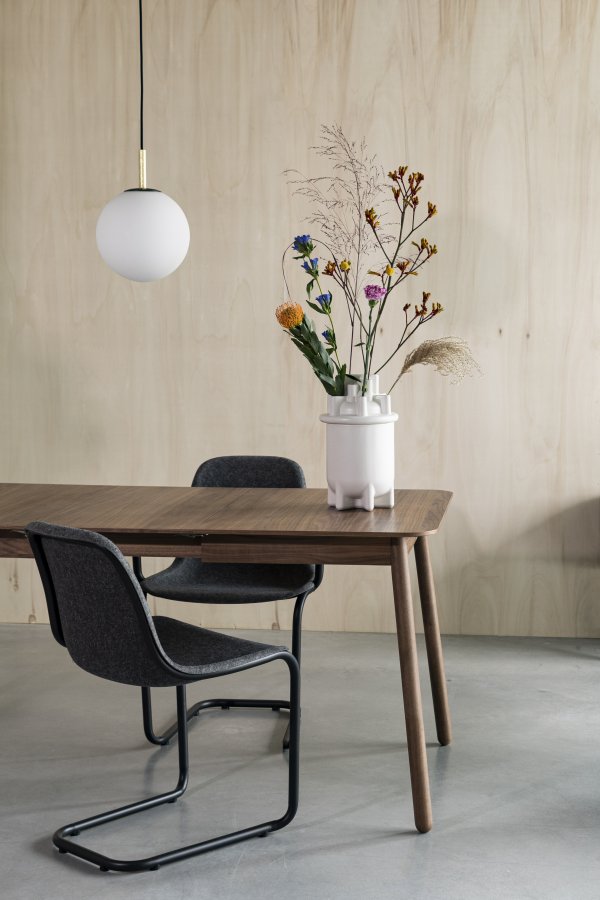 ZUIVER Orion loftlampe 25 - opal glas og sort metal