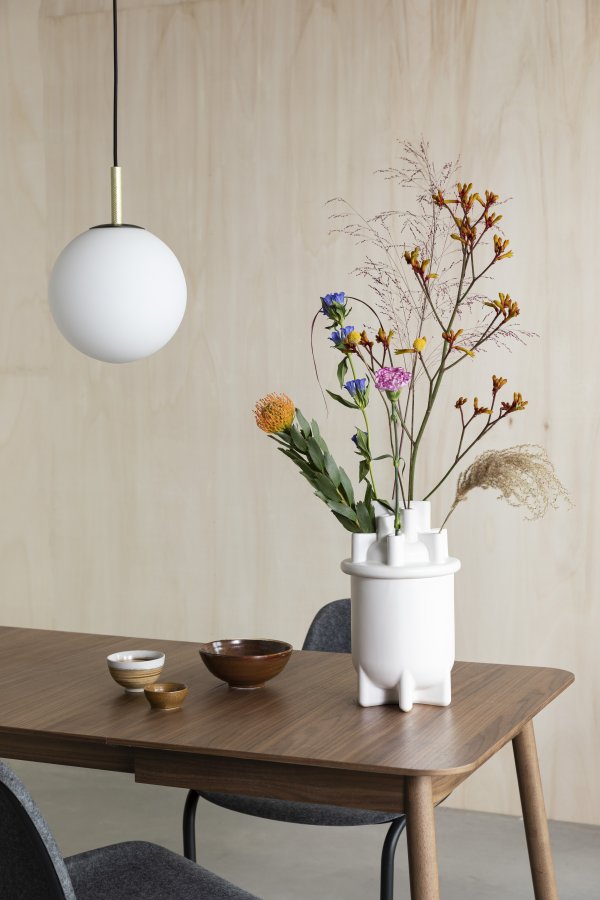ZUIVER Orion loftlampe 25 - opal glas og sort metal