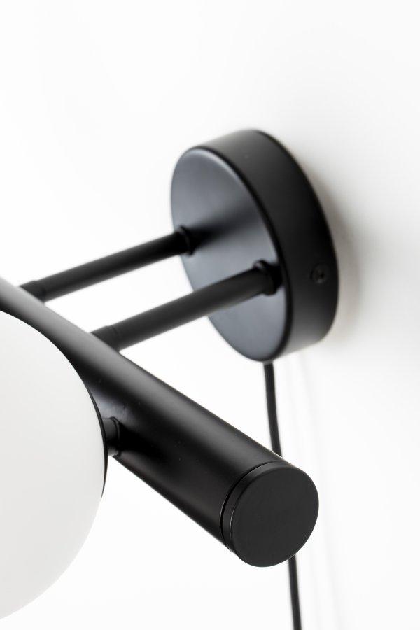 WHITE LABEL LIVING Monica Hvid vglampe - hvid glas og sort