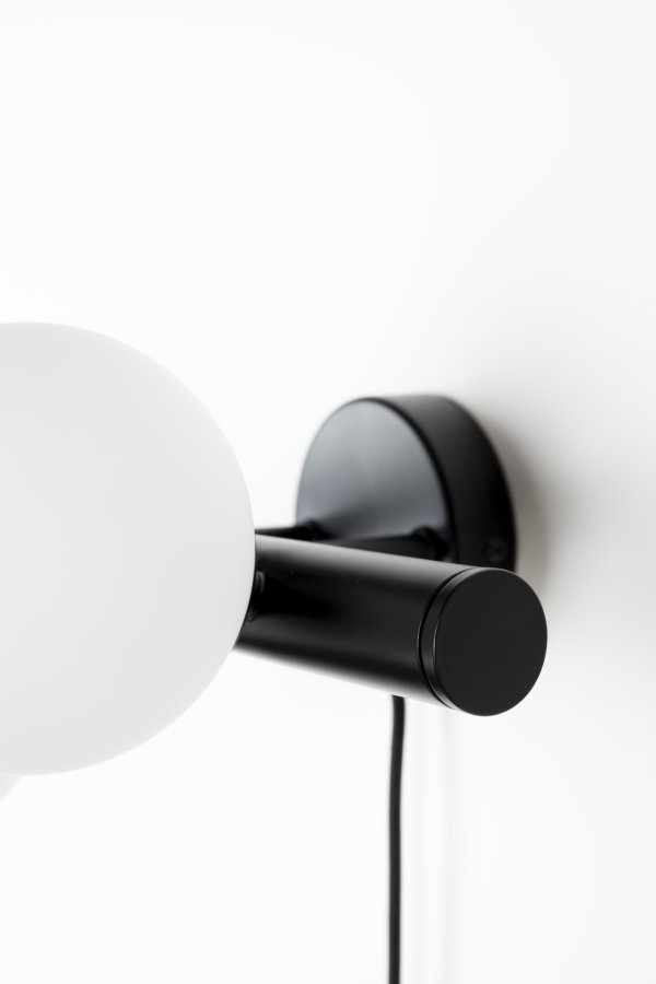 WHITE LABEL LIVING Monica Hvid vglampe - hvid glas og sort