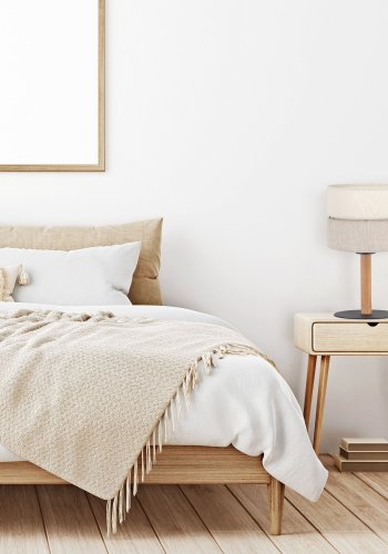 TK Eco bordlampe, rund - natur stof, fyrretr og sort metal