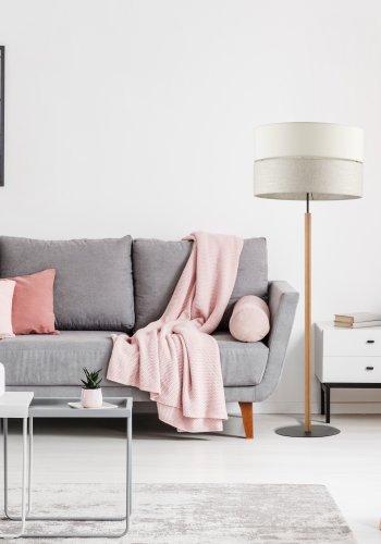 TK Eco gulvlampe, rund - natur stof, fyrretr og sort metal