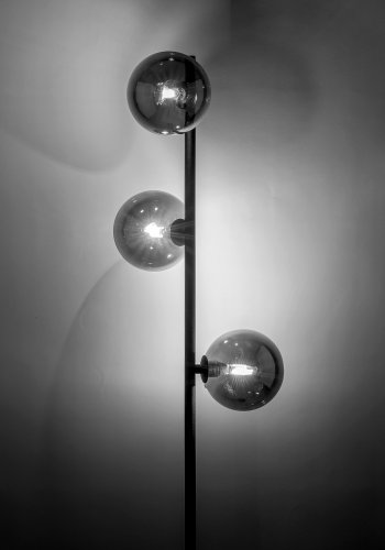 TK Estera gulvlampe, m. 3 skrme - glas og sort metal