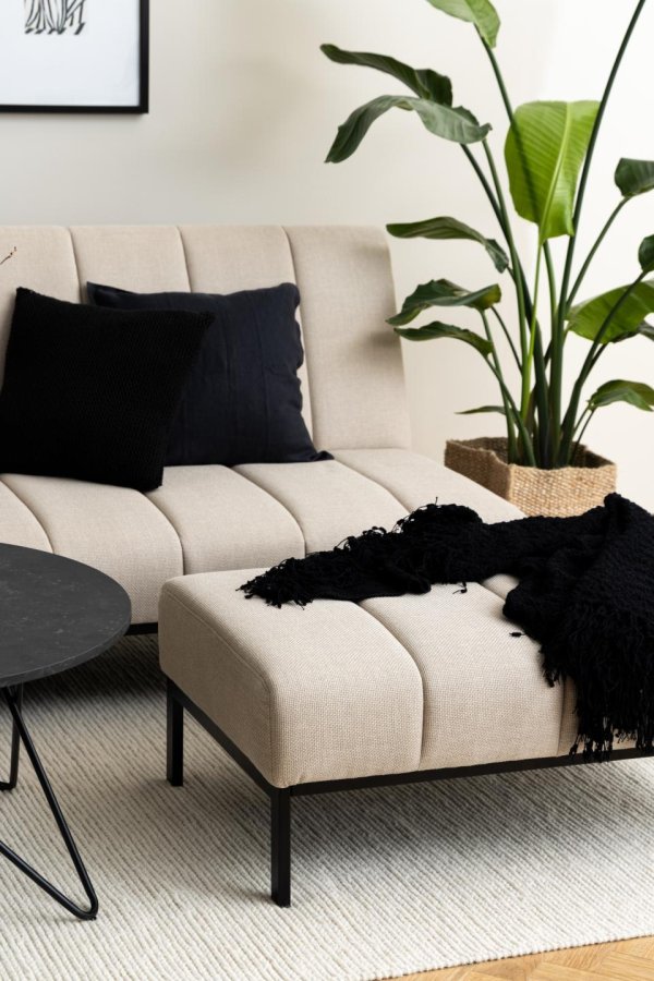 ACT NORDIC Caix skammel, m. lodret syning, rektangulr - beige stof og sort stl (100x61)