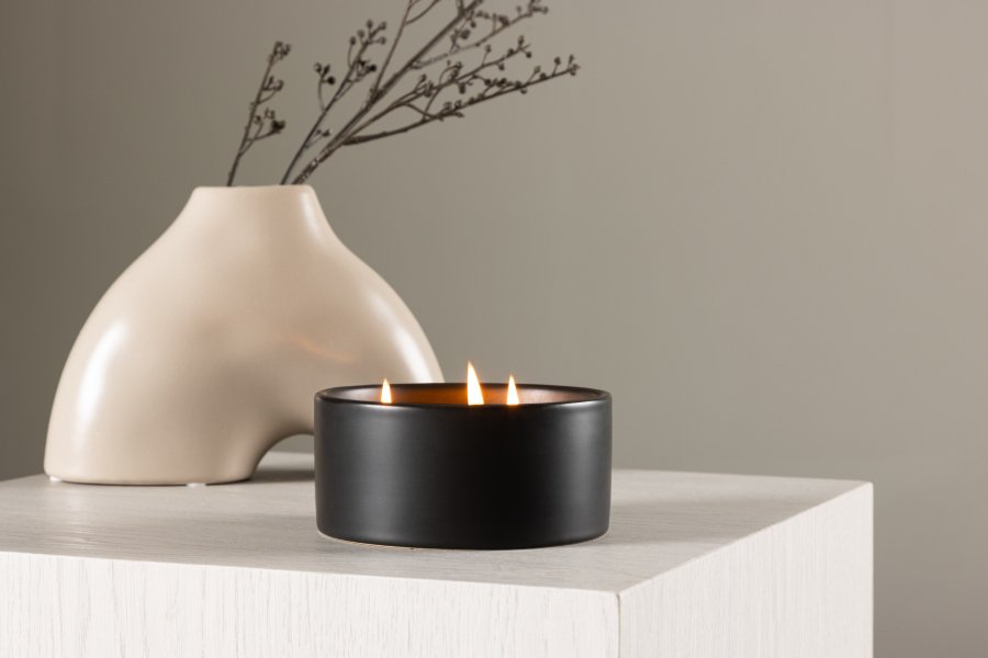 VENTURE DESIGN Douglas duftlys, rund - 25% sojavoks, 25% paraffin, sort keramik (D13xH6)