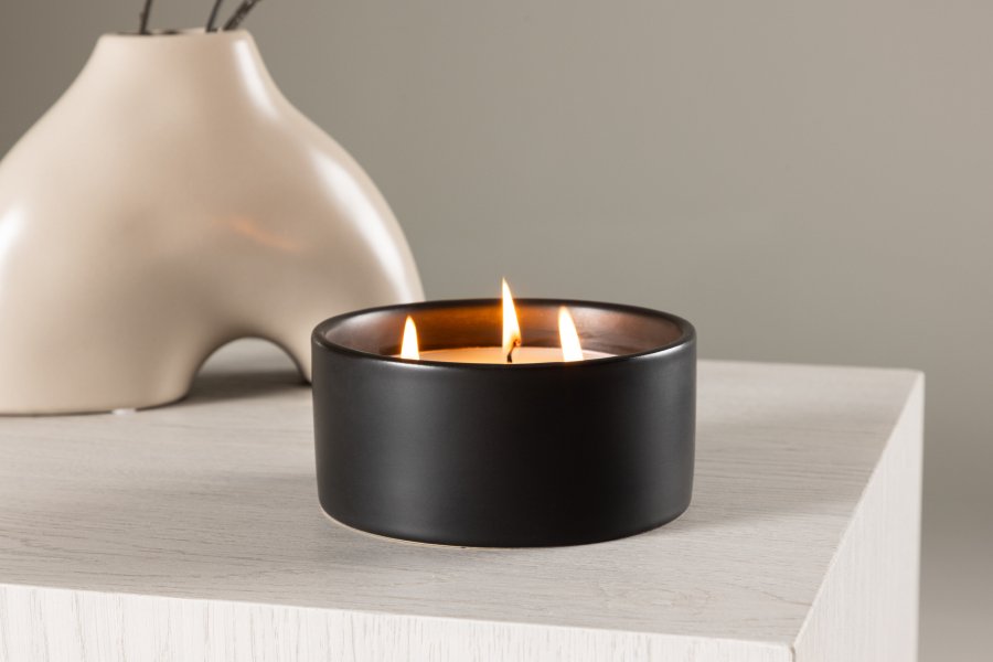 VENTURE DESIGN Douglas duftlys, rund - 25% sojavoks, 25% paraffin, sort keramik (D13xH6)