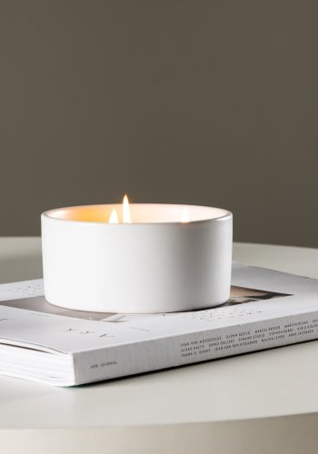 VENTURE DESIGN Douglas duftlys, rund - 25% sojavoks, 25% paraffin, hvid keramik (D13xH6)