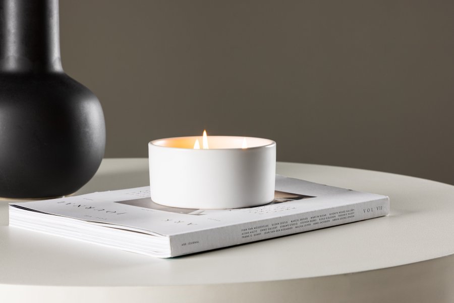 VENTURE DESIGN Douglas duftlys, rund - 25% sojavoks, 25% paraffin, hvid keramik (D13xH6)