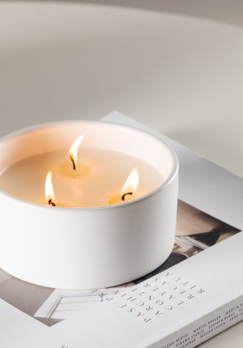 VENTURE DESIGN Douglas duftlys, rund - 25% sojavoks, 25% paraffin, hvid keramik (D13xH6)