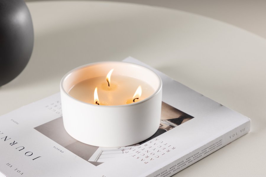 VENTURE DESIGN Douglas duftlys, rund - 25% sojavoks, 25% paraffin, hvid keramik (D13xH6)