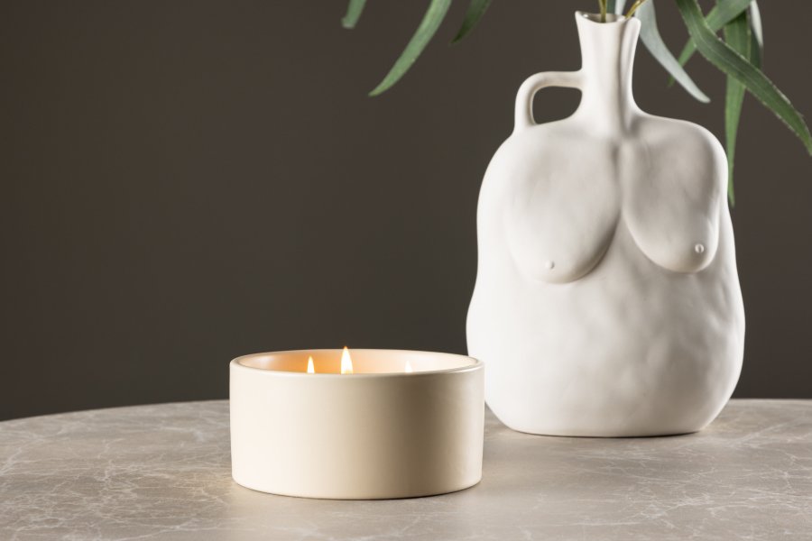 VENTURE DESIGN Douglas duftlys, rund - 25% sojavoks, 25% paraffin, beige keramik (D13xH6)