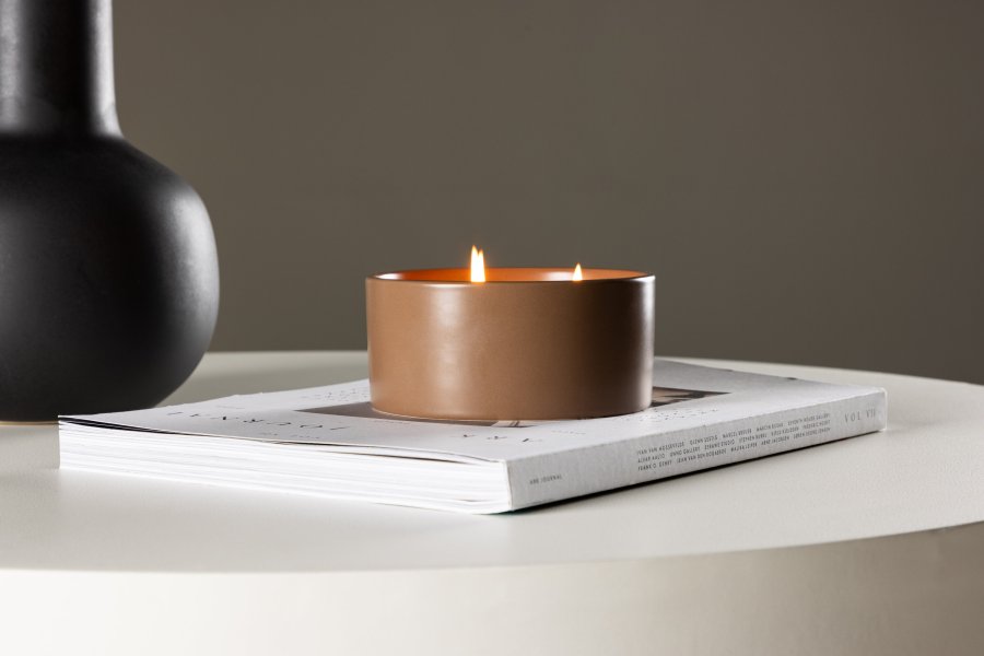 VENTURE DESIGN Douglas duftlys, rund - 25% sojavoks, 25% paraffin, brun keramik (D13xH6)