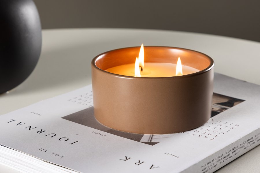 VENTURE DESIGN Douglas duftlys, rund - 25% sojavoks, 25% paraffin, brun keramik (D13xH6)