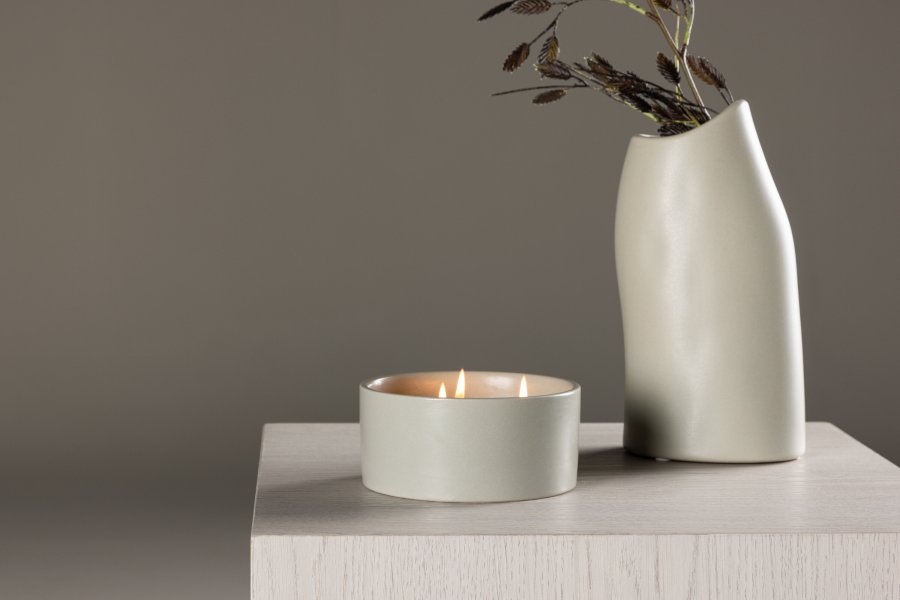 VENTURE DESIGN Douglas duftlys, rund - 25% sojavoks, 25% paraffin, lysegr keramik (D13xH6)