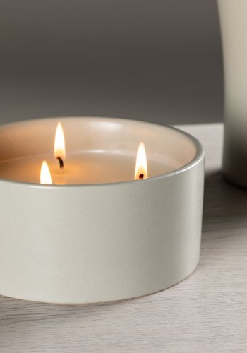 VENTURE DESIGN Douglas duftlys, rund - 25% sojavoks, 25% paraffin, lysegr keramik (D13xH6)
