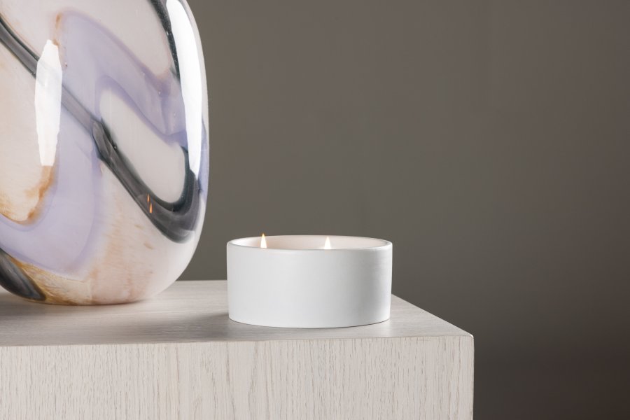 VENTURE DESIGN Douglas duftlys, rund - 25% sojavoks, 25% paraffin, offwhite keramik (D13xH6)