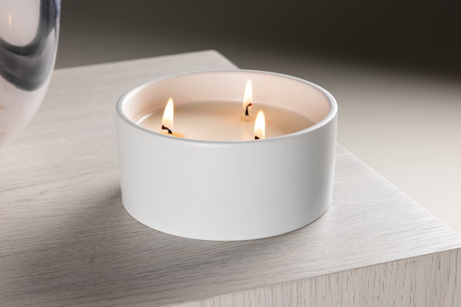 VENTURE DESIGN Douglas duftlys, rund - 25% sojavoks, 25% paraffin, offwhite keramik (D13xH6)