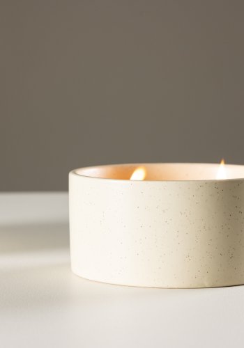 VENTURE DESIGN Douglas duftlys, rund - 25% sojavoks, 25% paraffin, beige/sorte prik keramik (D13xH6)