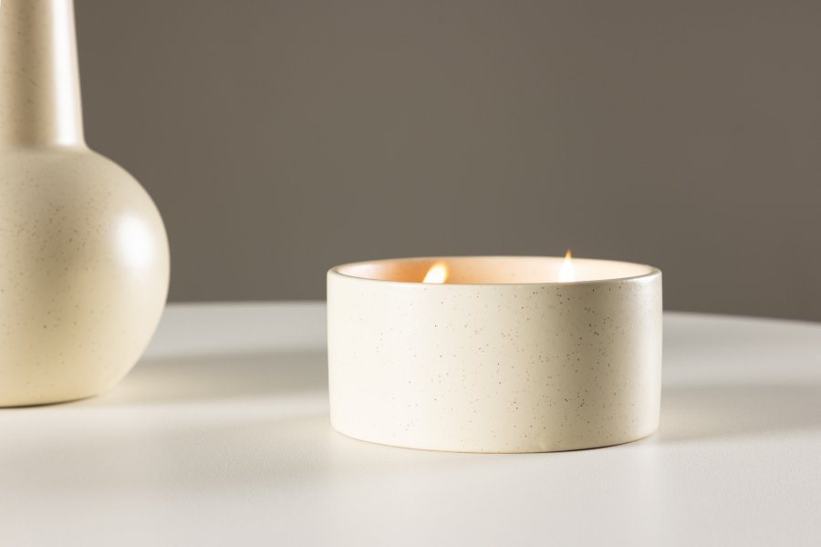 VENTURE DESIGN Douglas duftlys, rund - 25% sojavoks, 25% paraffin, beige/sorte prik keramik (D13xH6)