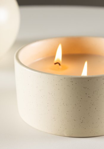 VENTURE DESIGN Douglas duftlys, rund - 25% sojavoks, 25% paraffin, beige/sorte prik keramik (D13xH6)