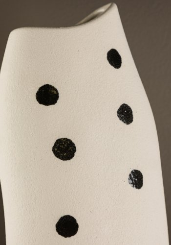 VENTURE DESIGN Ernst vase - hvid/sorte prikker stentj (12x9x23H)