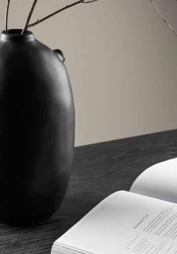 VENTURE DESIGN Madi vase, rund sort stentj (17x17x28H)