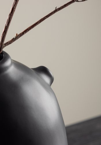 VENTURE DESIGN Madi vase, rund sort stentj (17x17x28H)