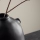 VENTURE DESIGN Madi vase, rund sort stentj (17x17x28H)