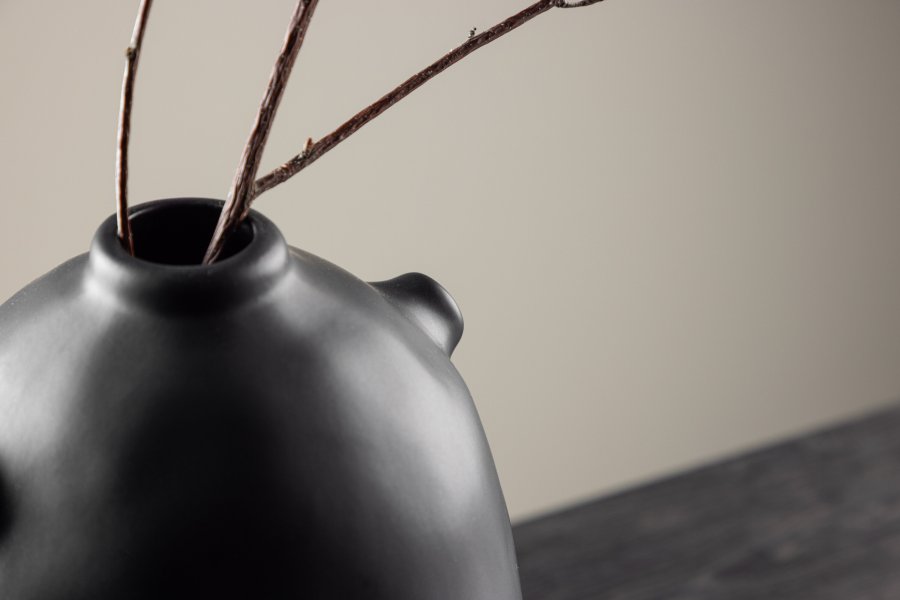 VENTURE DESIGN Madi vase, rund sort stentj (17x17x28H)