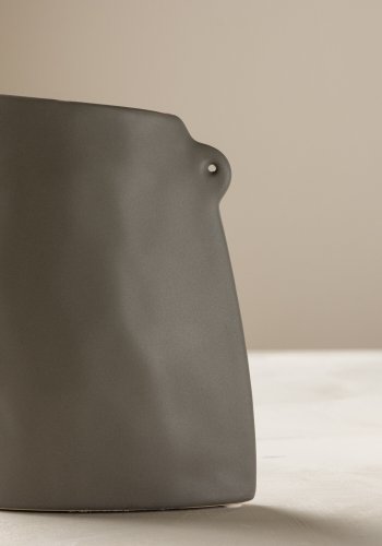 VENTURE DESIGN Hie vase, m. 2 hanke - mrkegr stentj (14x5x21H)