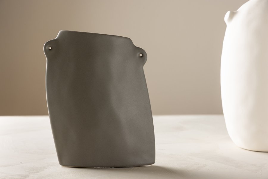 VENTURE DESIGN Hie vase, m. 2 hanke - mrkegr stentj (14x5x21H)