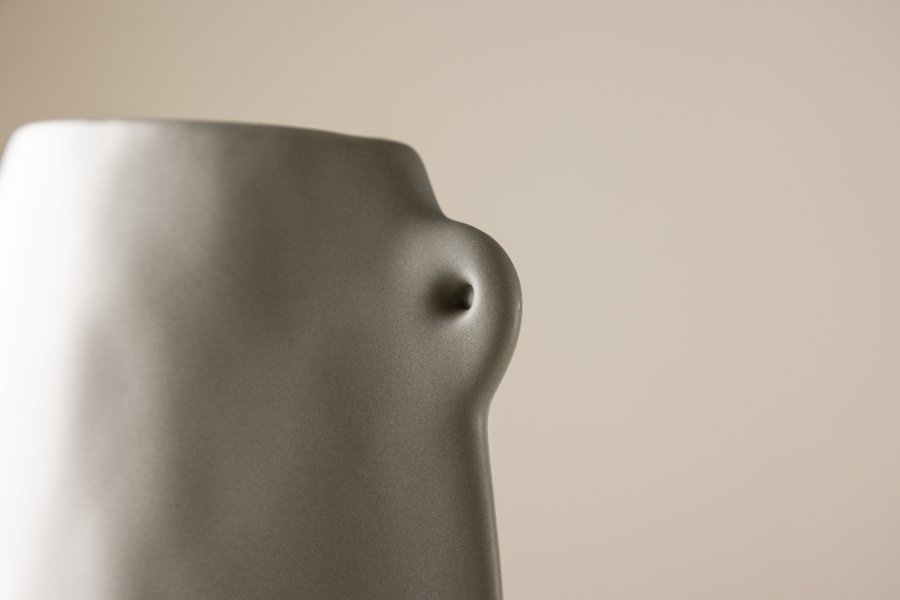 VENTURE DESIGN Hie vase, m. 2 hanke - mrkegr stentj (14x5x21H)