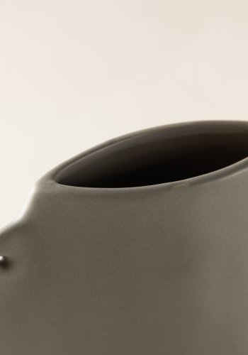VENTURE DESIGN Hie vase, m. 2 hanke - mrkegr stentj (14x5x21H)