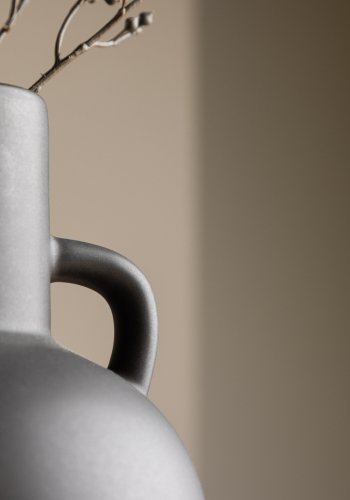 VENTURE DESIGN Cent vase, m. 2 hanke - mat sort stentj (16x16x24)