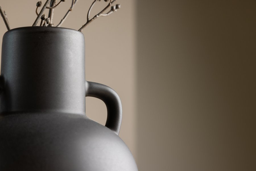 VENTURE DESIGN Cent vase, m. 2 hanke - mat sort stentj (16x16x24)