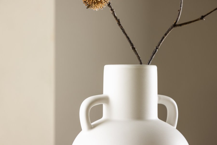 VENTURE DESIGN Cent vase, m. 2 hanke - mat hvid stentj (16x16x24)