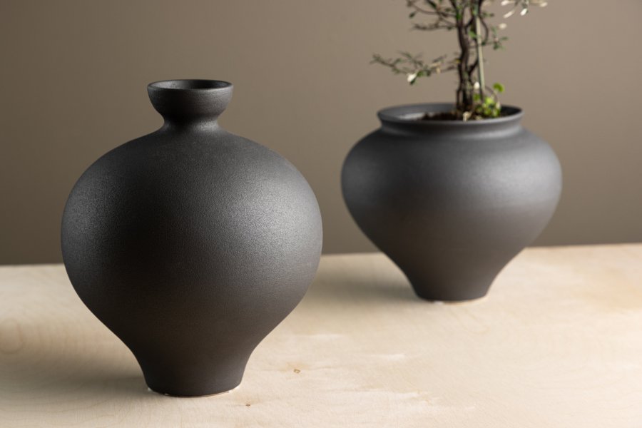VENTURE DESIGN Rellis vase, rund - sort keramik (D6xH24xB20)