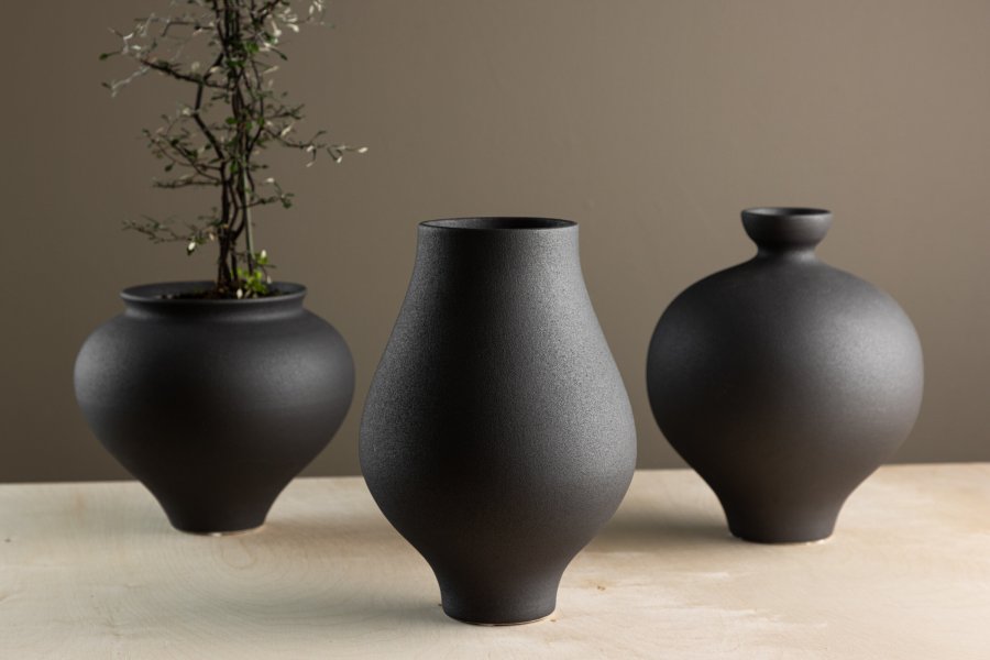 VENTURE DESIGN Rellis vase, rund - sort keramik (D10xH24xB14)