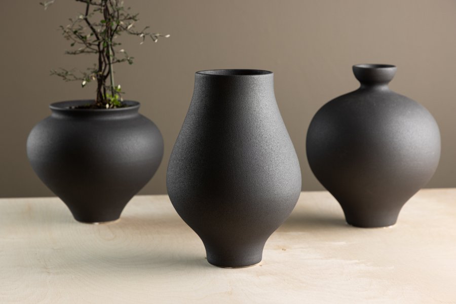 VENTURE DESIGN Rellis vase, rund - sort keramik (D10xH24xB14)