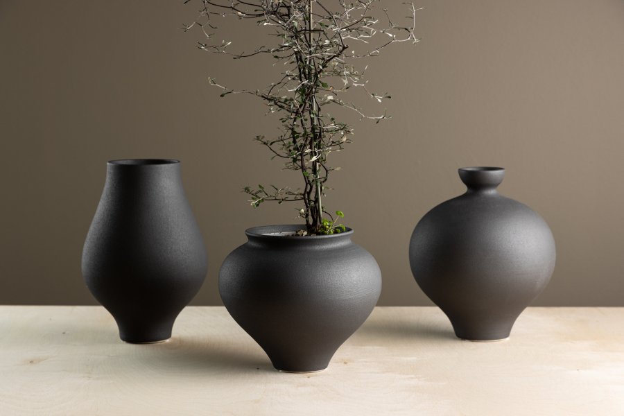 VENTURE DESIGN Rellis vase, rund - sort keramik (D11xH18xB18)