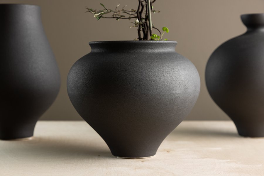 VENTURE DESIGN Rellis vase, rund - sort keramik (D11xH18xB18)
