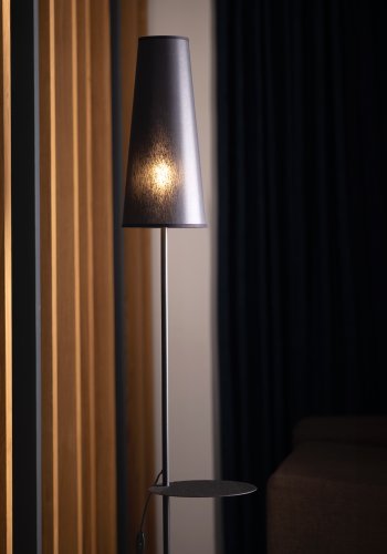 TK Zing gulvlampe, m. 1 hylde - sort stof og sort metal