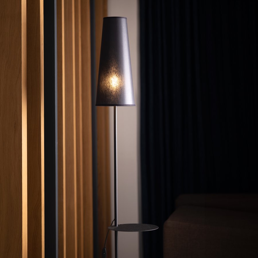 TK Zing gulvlampe, m. 1 hylde - sort stof og sort metal