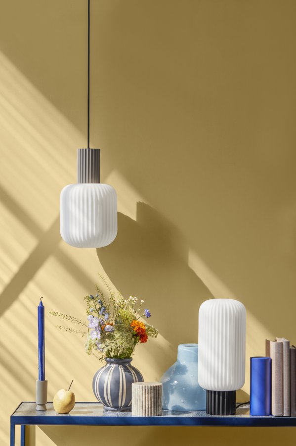 BROSTE COPENHAGEN Lolly bordlampe - hvid opal glas og sort aluminium