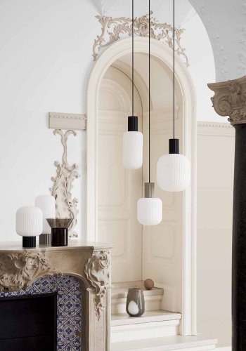 BROSTE COPENHAGEN Lolly bordlampe - hvid opal glas og sort aluminium