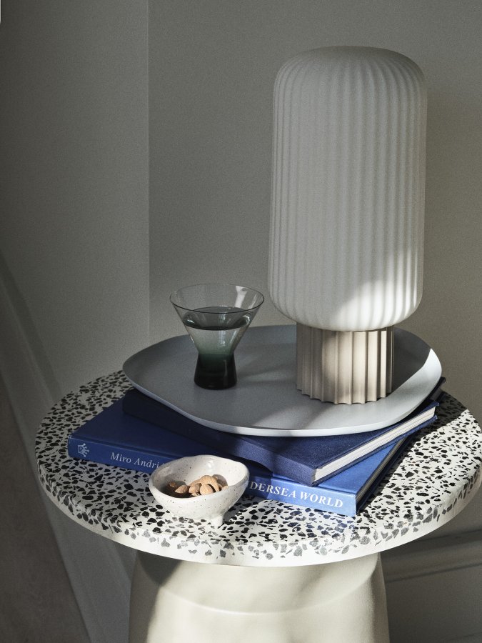 BROSTE COPENHAGEN Lolly bordlampe - hvid opal glas og sand aluminium