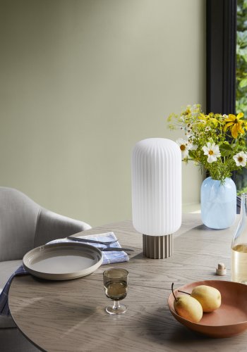 BROSTE COPENHAGEN Lolly bordlampe - hvid opal glas og sand aluminium