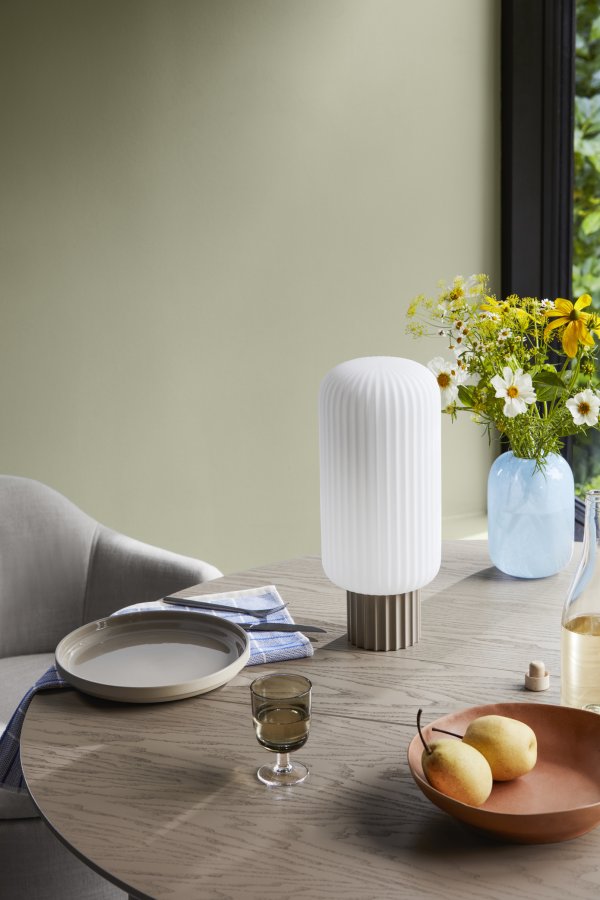 BROSTE COPENHAGEN Lolly bordlampe - hvid opal glas og sand aluminium