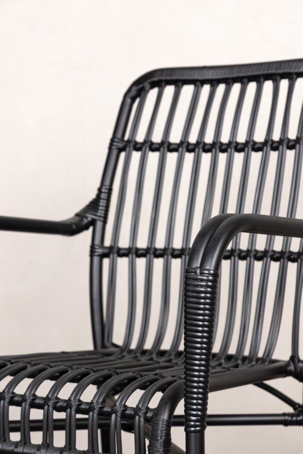 VENTURE DESIGN Rizal udendrs loungestol, m. armln - sort rattan og aluminium