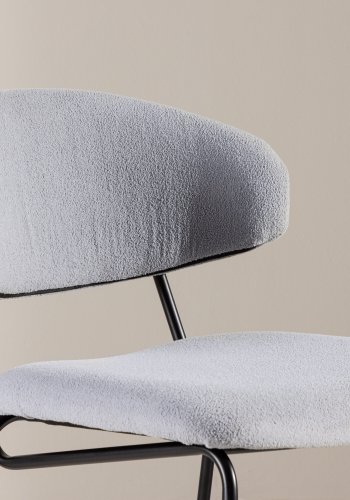 VENTURE DESIGN Chico spisebordsstol - lysebl bouclé stof og sort stl